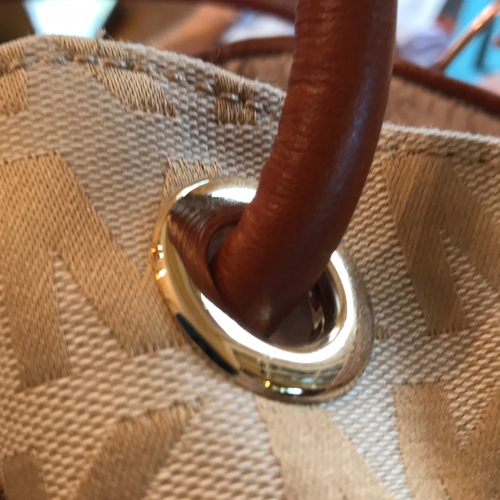 Micheal Kors purse - Picture 3 of 4